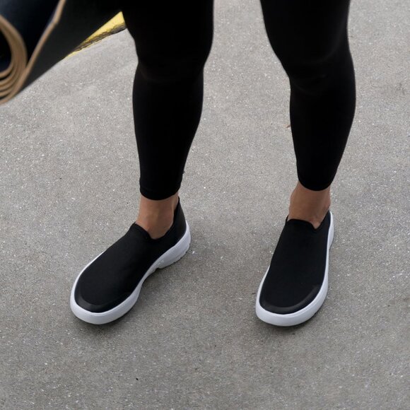 OOFOS Shoes - OOFOS Woman’s OOMG EEZEE Black Recovery Shoes
